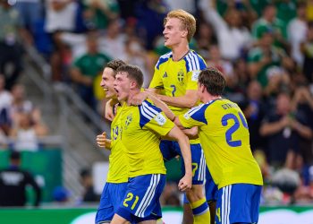 La selección de Suecia goleó este domingo por 5-1 a la de Túnez tras someterla desde los primeros minutos y el triunfo le pemitió saltar al primer lugar del Grupo F