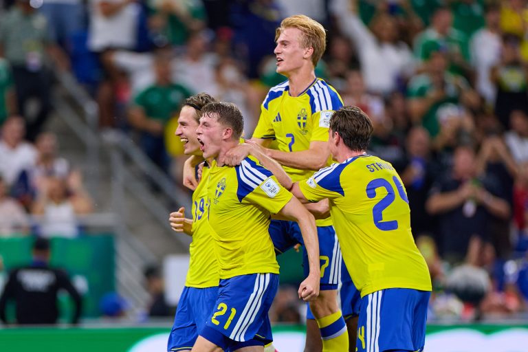 La selección de Suecia goleó este domingo por 5-1 a la de Túnez tras someterla desde los primeros minutos y el triunfo le pemitió saltar al primer lugar del Grupo F