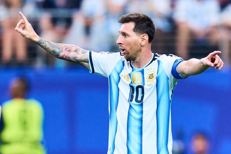 Leo Messi no faltó a su cita con la historia, aprovechó su primera ocasión y con dos goles dio a Argentina la victoria
