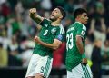 Con un gol de Julián Quiñones en el minuto 22 y otro de Raúl Jiménez en el 31, México derrotó este martes por 2-0 a Ecuador y se clasificó a los octavos de final del Mundial