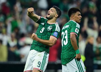 Con un gol de Julián Quiñones en el minuto 22 y otro de Raúl Jiménez en el 31, México derrotó este martes por 2-0 a Ecuador y se clasificó a los octavos de final del Mundial