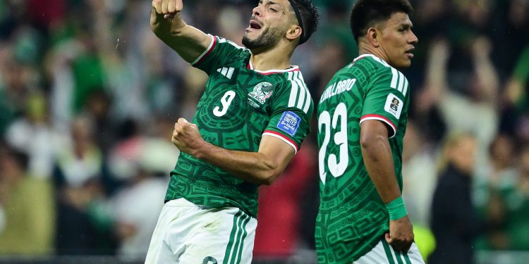 Con un gol de Julián Quiñones en el minuto 22 y otro de Raúl Jiménez en el 31, México derrotó este martes por 2-0 a Ecuador y se clasificó a los octavos de final del Mundial