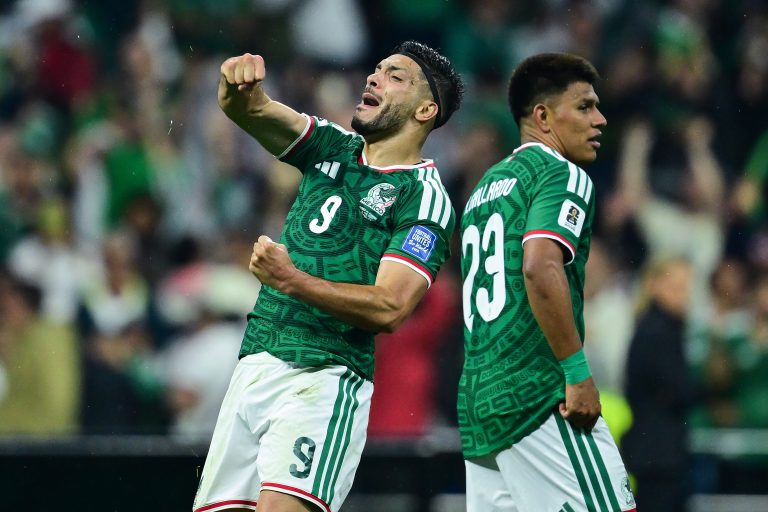 Con un gol de Julián Quiñones en el minuto 22 y otro de Raúl Jiménez en el 31, México derrotó este martes por 2-0 a Ecuador y se clasificó a los octavos de final del Mundial