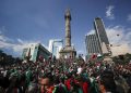 Bajo la lluvia y con pasión: aficionados festejan el arranque ganador del Tri