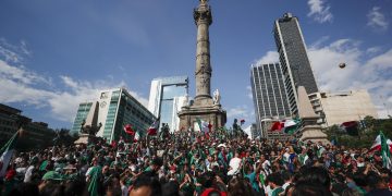 Bajo la lluvia y con pasión: aficionados festejan el arranque ganador del Tri