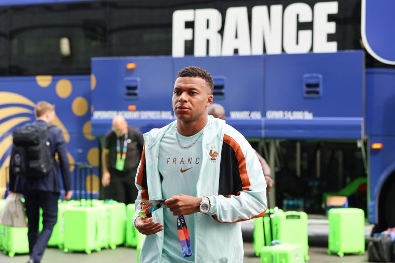 Mbappé cumple 100 partidos con Francia