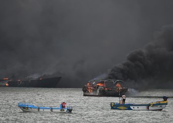 Incendio consume barcos pesqueros y lanchas en el puerto de Manta