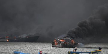 Incendio consume barcos pesqueros y lanchas en el puerto de Manta