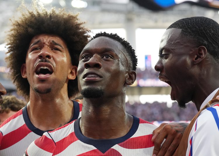 Paraguay, que esperaba este viernes con emoción la vuelta a un Mundial tras 16 años de ausencia, resultó vapuleado por una asfixiante selección de Estados Unidos