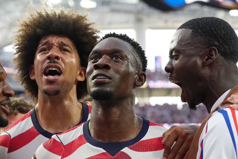 Paraguay, que esperaba este viernes con emoción la vuelta a un Mundial tras 16 años de ausencia, resultó vapuleado por una asfixiante selección de Estados Unidos