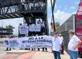 Jubilados de Pemex, CFE y banca de desarrollo protestan en aeropuertos por recorte de pensiones