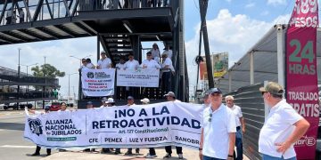 Jubilados de Pemex, CFE y banca de desarrollo protestan en aeropuertos por recorte de pensiones