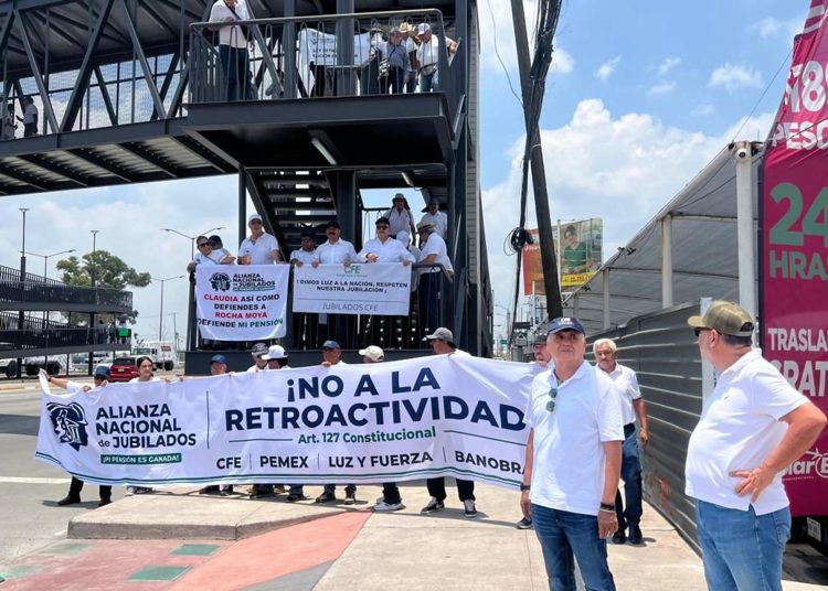 Jubilados de Pemex, CFE y banca de desarrollo protestan en aeropuertos por recorte de pensiones | FOTO EFE