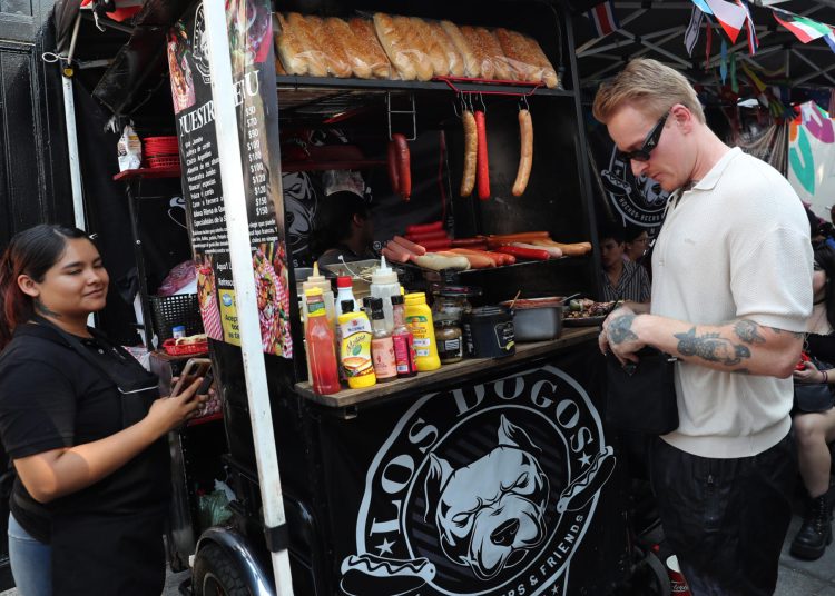 Mercado mexicano La Lagunilla recibe el Mundial entre menús en inglés y décadas de folclor
