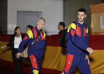 La selección de España de fútbol aterrizó este domingo en Puebla, centro de México, para jugar el lunes un partido amistoso contra Perú, el último de preparación