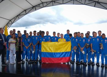 Petro entrega la bandera de Colombia a su selección 