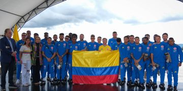 Petro entrega la bandera de Colombia a su selección 