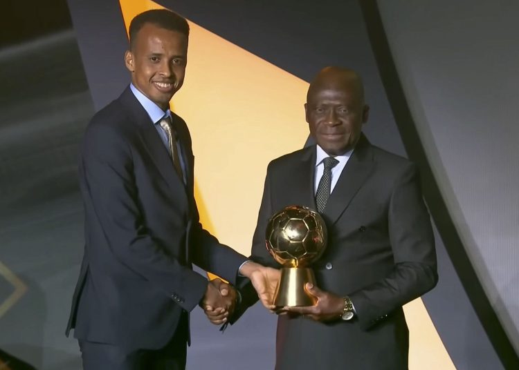 Imagen del árbitro somalí Omar Abdulkadir Artan (i) cuando recogió el premio al árbitro masculino del año 2025 por la Confederación Africana de Fútbol (CAF) EFE