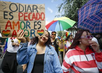 Marchas del Orgullo reúnen a miles en Paraguay, Panamá y Ecuador para exigir más derechos