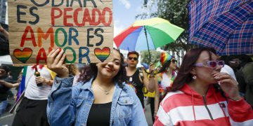Marchas del Orgullo reúnen a miles en Paraguay, Panamá y Ecuador para exigir más derechos