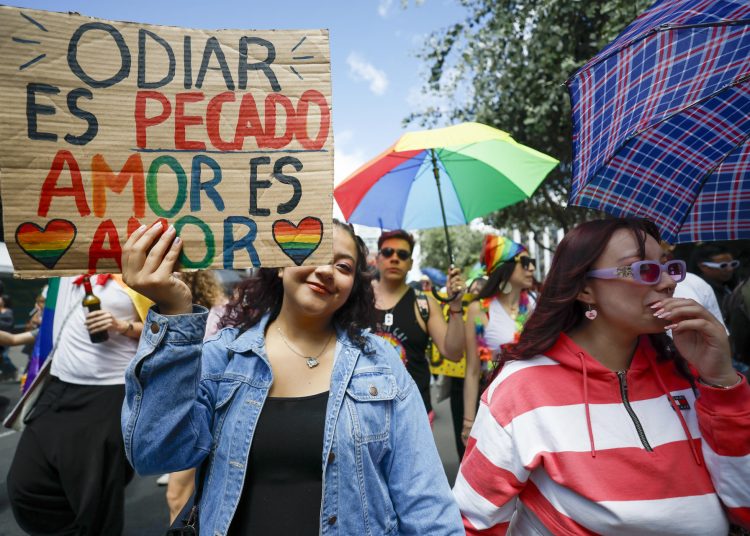 Marchas del Orgullo reúnen a miles en Paraguay, Panamá y Ecuador para exigir más derechos