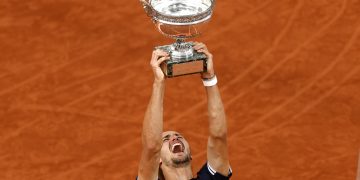 A la cuarta fue la vencida para el alemán Alexander Zverev, que a sus 29 años sumó su primer título de Grand Slam tras firmar una trabajada victoria en la final