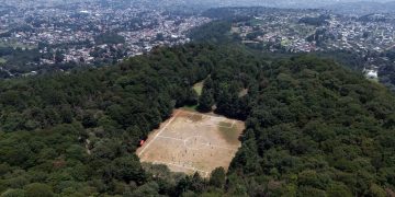 La cancha de fútbol que resiste dentro de un volcán en el sur de Ciudad de México