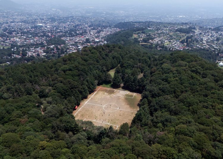 MEX5048. CIUDAD DE MÉXICO (MÉXICO), 08/06/2026.- Fotografía aérea que muestra una cancha de fútbol en el cráter de un volcán inactivo este domingo, en Ciudad de México (México). Durante más de siete décadas los habitantes de la ciudad han mantenido esta cancha sin ceder el control del espacio, incluso cuando el lugar gana protagonismo a días del Mundial 2026. EFE/Tomás Pérez