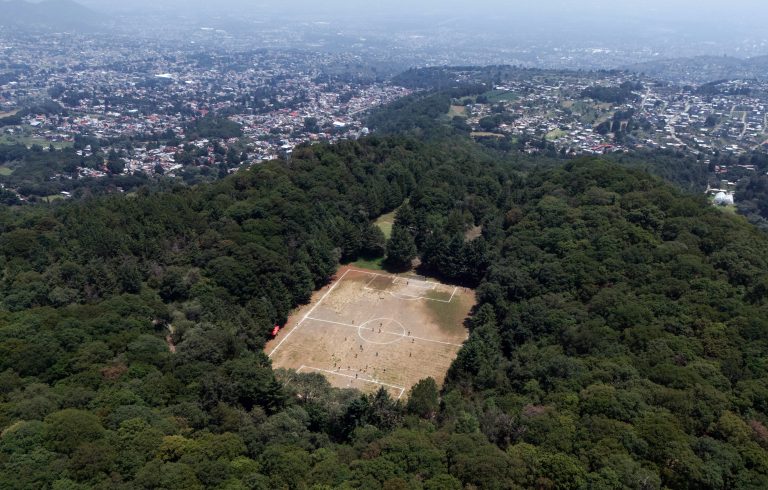 La cancha de fútbol que resiste dentro de un volcán en el sur de Ciudad de México