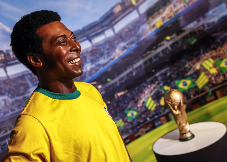 AMDEP6236. RÍO DE JANEIRO (BRASIL), 03/06/2026.- Fotografía que muestra una escultura del legendario futbolista brasileño Pelé exhibida en el Museo AquaRio este miércoles, en Río de Janeiro (Brasil). El "Rey del Fútbol" formará parte de la nueva Galería de la Copa Mundial, un espacio dedicado al torneo que también incluye figuras como Zico y Messi. Realizada en Londres durante más de dos años por un estudio especializado, la obra fue desarrollada con la colaboración de representantes cercanos al jugador y busca reproducir fielmente rasgos y elementos que marcaron la histórica campaña de la Selección Brasileña de 1970. EFE/ Antonio Lacerda
