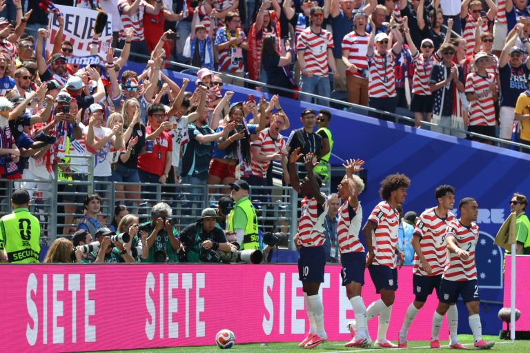 Estados Unidos califica a dieciseisavos