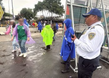 SSPC orienta a aficionados que se dirigen al encuentro Colombia vs Uzbekistán en el Estadio Ciudad de México