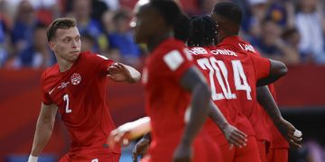 La selección de Canadá no pudo celebrar un triunfo en su debut como coanfitriona del Mundial 2026 y pese a las ganas y a su juego voluntarioso solo empató 1-1