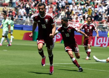 Un gol de cabeza de Boualem Khoukhi en el minuto 95 premió la seriedad y la resistencia de la selección de Qatar, que nunca había logrado hasta ahora evitar