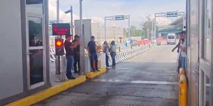 CNTE toma casetas y libera el paso en autopistas de varios estados del país | CAPTURA DE REDES SOCIALES