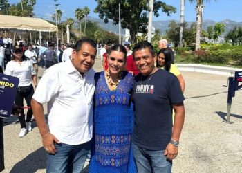 La gobernadora Evelyn Salgado con Jesús Zamora Cervantes y  Marco Antonio Velázquez Jirón, ambos detenidos.