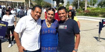 La gobernadora Evelyn Salgado con Jesús Zamora Cervantes y  Marco Antonio Velázquez Jirón, ambos detenidos.
