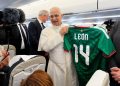 ¡Fichaje celestial! El papa León XIV posa con la playera de la selección mexicana