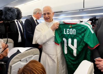 ¡Fichaje celestial! El papa León XIV posa con la playera de la selección mexicana