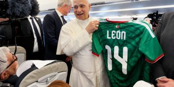 ¡Fichaje celestial! El papa León XIV posa con la playera de la selección mexicana
