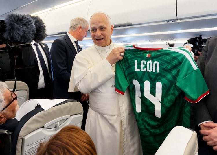 Papa León XIV recibe la playera de la Selección Mexicana y envía mensaje rumbo al Mundial 2026 | FOTO: Desde la Fe