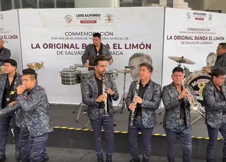 Rinden homenaje por más de 60 años de trayectoria a la original Banda el Limón en el Senado de la república, dan breve concierto mientras a las afueras reinaba el caos vial por manifestaciones.