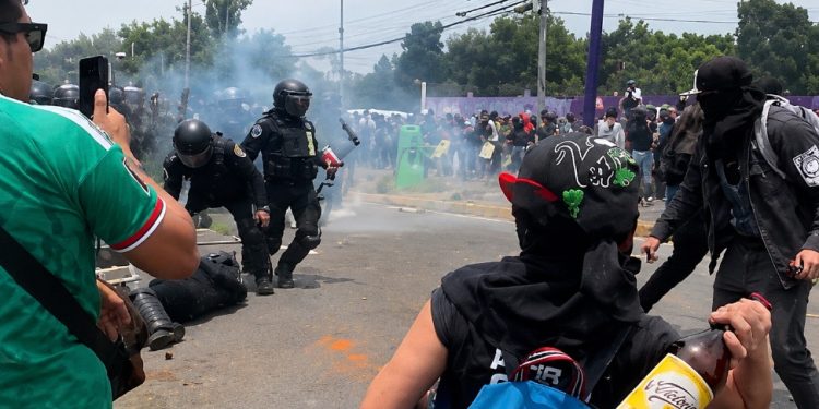 Caos fuera del Mundial: enfrentamientos dejan más de 30 lesionados en el Estadio Ciudad de México
