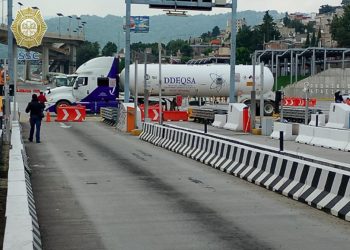 Normalistas de Ayotzinapa bloquean casetas en la México-Cuernavaca para exigir justicia por los 43 desaparecidos