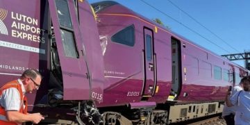 Caos ferroviario en Reino Unido tras choque entre dos trenes en Bedford