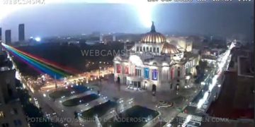 Impresionante rayo ilumina la Ciudad de México