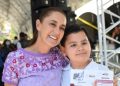 Sheinbaum entrega tarjetas de la Beca Rita Cetina: 9 millones de alumnos recibirán apoyo para útiles y uniformes