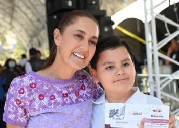 Sheinbaum entrega tarjetas de la Beca Rita Cetina: 9 millones de alumnos recibirán apoyo para útiles y uniformes