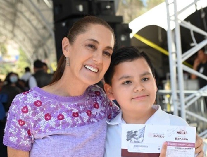 Sheinbaum entrega tarjetas de la Beca Rita Cetina: 9 millones de alumnos recibirán apoyo para útiles y uniformes