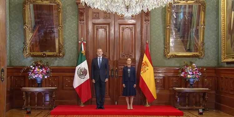 Claudia Sheinbaum recibe al rey Felipe VI en Palacio Nacional para reunión bilateral